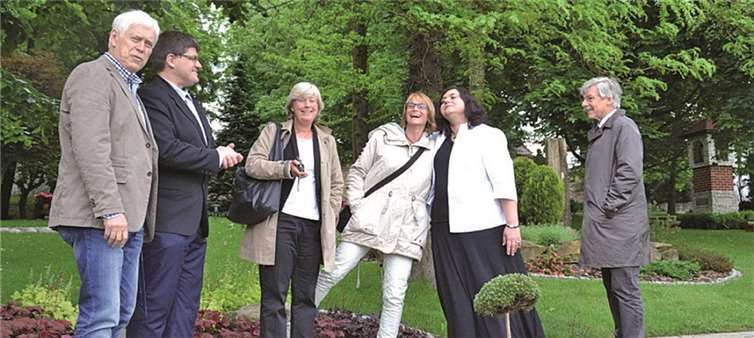 Anbahnung einer deutsch-polnischen Schulpartnerschaft: (Von rechts) Hendrik Immel (ADD), Monika Szypula (Lyzeum Jan Mateijko), Martina Backmann (IGS Pellenz), Bettina Münch-Rosenthal (ADD), Mariusz Stinia (Übersetzer) und Wolfgang Redwanz (ADD a.D.). privat