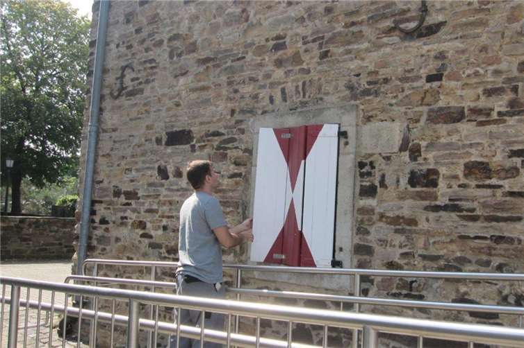 Anbringen der erneuerten Klappläden.