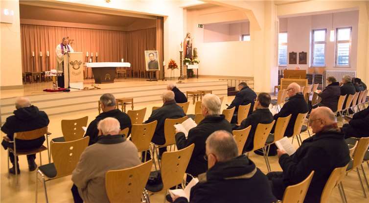 Andacht im Richard-Henkes-Saal der Pallottiner in Limburg unter der Leitung von Pater Leo Wiszniewsky SAC.Foto: Timo M. Keßler