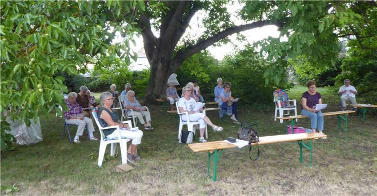 Andacht mit Kräutersegnung im Schutz der Kastanie. Foto: privat