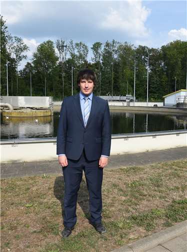 Andeas Bleck vor der Neuwieder Kläranlage. privat