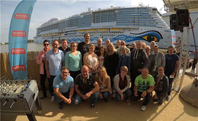 Andenken an ein imposantes Fortbewegungsmittel: die Weißenthurmer Feuerwehr war dreiTage im Emsland unterwegs. Highlight war die Meyer Werft mit der AIDAnova am Samstag. privat