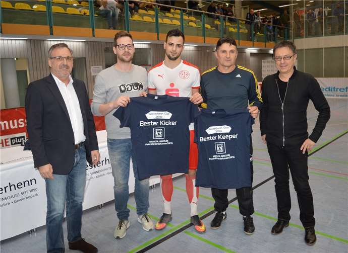 Andenken für die Familienvitrine: Edis Ramovic (dritter v. re.) und Vater Rezep erhielten ihre Auszeichnung.