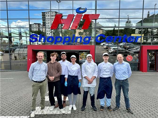 Andernach. Am 1. August starteten fünf neue Auszubildende im Andernacher Hit Shopping Center in ihr Berufsleben. Begrüßt wurden diese von Marktleiter Harald Froitzheim (rechts) der seit 35 Jahren im Unternehmen tätig ist und auch seine Ausbildung selbst im Unternehmen absolviert hat. „Wir beschäftigen nun bei uns insgesamt 12 Auszubildende und sind auch weiterhin immer auf der Suche nach junge Mitarbeitern, die mit uns die Zukunft des Einzelhandels gestalten möchten,“ so Geschäftsführer Frederik Heusel (links). Foto: privat