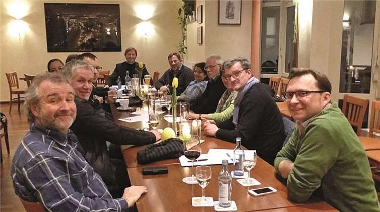 Andernach. Am vergangenen Montag fand ein Arbeitskreis der Freien Wählergruppe Andernach e.V. (FWG) ideenreich, konstruktiv und für Andernach statt. Neben den aktuellen politischen Herausforderungen wurden auch Themen besprochen, die zukünftige Entwicklungen der Stadt Andernach betreffen. Der Schwerpunkt der Diskussion wurde auf das Thema der Integration der Jugend in das gesellschaftliche Leben unserer Stadt gelegt. Ein interner Arbeitskreis wird diese Thematik in naher Zukunft weiter bearbeiten. Pressemitteilung FWG Andernach.privat