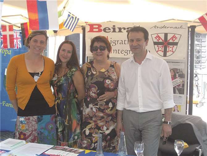 Andernach. Auch der Beirat für Migration und Integration hat sich mit einem Stand vor dem Historischen Rathaus am Europafest beteiligt. Dort gaben die Mitglieder einen Einblick in ihre Arbeit und die VHS Andernach informierte über ihre Integrationsangebote. Sehr erfreut war Jacqueline Engel, Vorsitzende des Beirats (2. v. r.), über den Besuch des Integrationsbeauftragten von Rheinland-Pfalz, Miguel Vincente aus Mainz (1. v. r.).privat