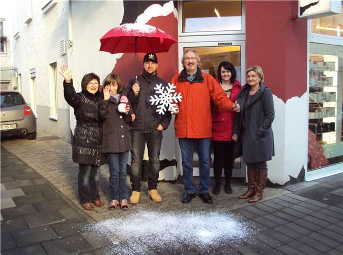 Andernach. Der Andernacher Friseur Jürgen Roch lässt es für seine Kunden schneien, damit Sie in den Genuss des vollen Weihnachtsbonus kommen.privat