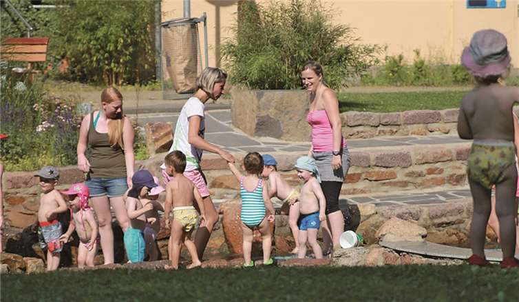Andernach. Die Kinder und Erzieher der Kinderkrippe St. Johannes statteten dem Wasserpark in Neuwied-Feldkirchen einen Besuch ab. Bei herrlich sonnigem Wetter genossen die Kinder die Abkühlung im Wasser und probierten dabei die verschiedenen Spielstationen eifrig aus. Nach einem gemeinsamen Picknick ließen die Kinder und Erzieher den Ausflug gemütlich ausklingen und fuhren wieder in die Krippe. privat