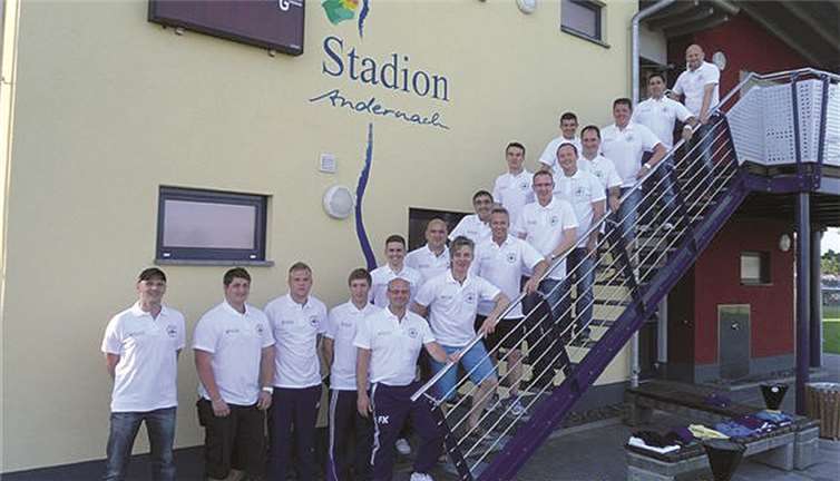 Andernach. Die SG 99 geht mit insgesamt 26 Mannschaften in die neue Saison. Die Firma Heizung - Sanitär Schmidt aus Andernach hat das Trainerteam der SG 99 Andernach für die Saison 2013/14 mit Polo-Shirts ausgestattet.  Privat