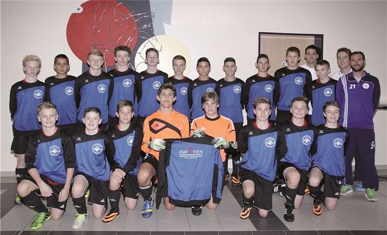 Andernach. Die Spieler der Bezirksliga-Mannschaft der SG C1 und ihre Trainer Kai Wagner und Kim Kossmann freuen sich über eine Spende vom Dachdeckermeisterbetrieb Dennis Grafen aus Andernach. Durch die neue Aufwärmbekleidung in Form von Pullis können sie gut ausgestattet in die Herbstspiele starten und hoffentlich weiterhin an der Tabellenspitze verweilen.  Privat