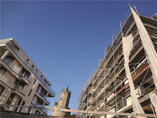 Andernach. Dieses Foto erreichte uns von unserer Leserin Anna Henrichsen. Modernste Architektur mit kosmopolitischem Flair rahmt das bekannteste Wahrzeichen der Stadt Andernach und den höchsten Wehrturm am Rhein. Dieser Kontrast macht jedem Besucher unserer Stadt deutlich, dass Andernach nicht nur eine Stadt mit reicher Geschichte ist, sondern auch Visionen für die Zukunft bereithält. Anna Henrichsen