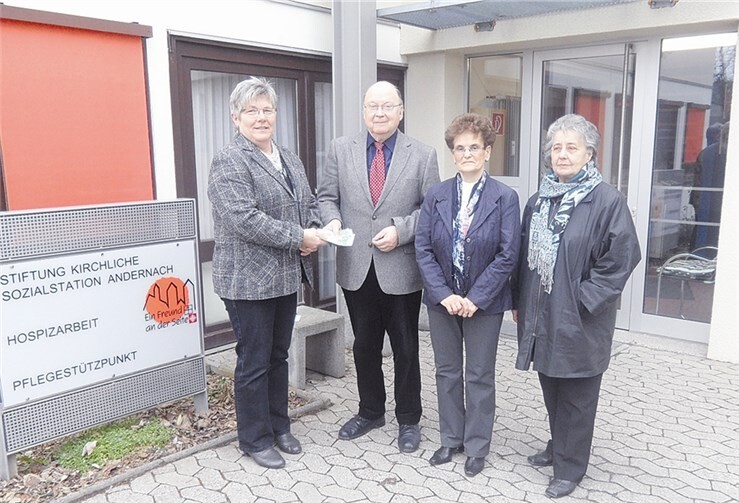 Andernach. Eine Abordnung der Katholischen Frauengemeinschaft Kruft besuchte den „Förderverein Hospizbewegung Andernach/Pellenz e.V.“ in der Kirchlichen Sozialstation in Andernach.Bei einem lockeren Gespräch berichteten die Vorsitzende Hedwig Stein und Hilde Schneichel, dass ihre Gemeinschaft circa 500 Mitglieder habe, darunter auch einige evangelische Christinnen. Vor Weihnachten hatten sie einen Basar veranstaltet, dessen Erlös an verschiedene soziale Einrichtungen ging. Die Hospizbewegung erhielt nun eine Spende über 300 Euro. Der Vorsitzende des Fördervereins, Pfarrer i.R. Helmut Cordes, und zwei weitere Vorstandsmitglieder freuten sich für die großherzige Spende.  privat