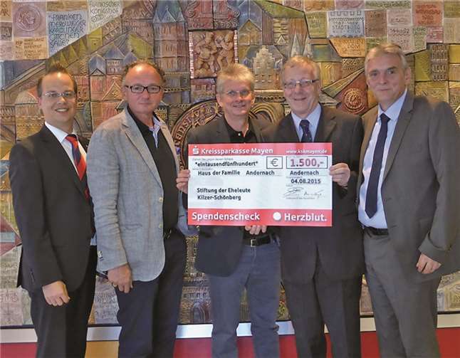 Andernach. Hans Kaeß und Jochen Siewert überreichten einen Spendenscheck von 1.500 EUR im Namen der Stiftung der Eheleute Kilzer-Schönberg an Oberbürgermeister Achim Hütten, Bürgermeister Claus Peitz und Karl Werf, Leiter des Jugendamtes. Die Förderung geht an das Haus der Familie Andernach, um dort vielfältige soziale Angebote zu unterstützen.Pressemitteilung Stadtverwaltung Andernachprivat