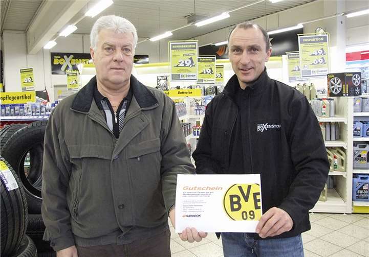 Andernach. Herbert Dötsch ist der glückliche Gewinner eines Hankook Gewinnspieles, das in Zusammenarbeit mit dem Autofachmarkt „Boxenstop“ in Andernach veranstaltet wurde. Martin Helbach (r.) überreichte ihm einen Gutschein für zwei VIP-Tickets zu einem Fußballspiel von Borussia Dortmund inklusive Hotelübernachtung.  / Foto: WAMFO.DE