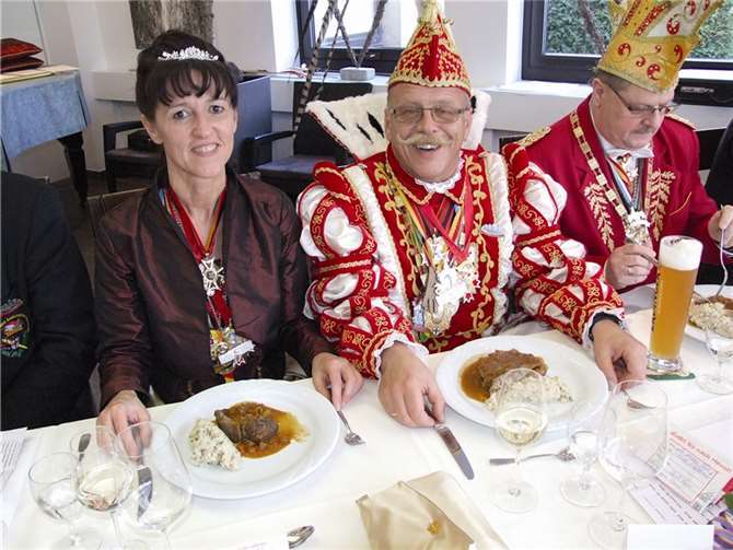 Andernach. Traditionell findet am Schwerdonnerstagmorgen das „Liebesmahl“ der Andernacher Prinzessin statt. Der Prinz, sowie der närrische Kanzler haben an diesem Tag „Redeverbot“ - die Prinzessin sowie die Hofdamen übernehmen symbolisch die Macht. So hatte in diesem Jahr Ihre Lieblichkeit Prinzessin Uschi I. in das Andernacher Parkhotel eingeladen. Zu den Klängen von Mättes Boers zog das Tollitätenpaar samt Hofstaat in die närrische Narrhalla ein. Begrüßt wurden sie von den Politischen Gremien Andernachs, Vertretern aus Handel und Handwerk sowie den Abordnungen aller Corps, der Möhnen, der GERAK und des Festausschusses. Zahlreiche Ordensverleihungen sowie Gratulationen an die „Damen im Hofstaat“ und natürlich das Festessen ließen für die Anwesenden Gäste diesen Tag unvergesslich werden. -WAMFO.DE-