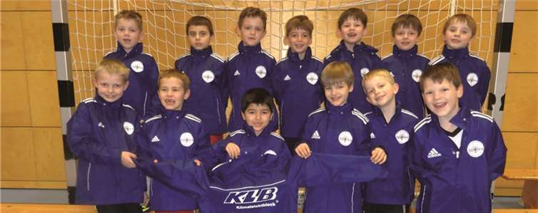 Andernach. Vor Kurzem konnte sich die F2-Mannschaft der SG 99 Andernach über neue Regenjacken freuen. Sponsor ist die KLB Klimaleichtblock GmbH aus Andernach mit Geschäftsführer Herrn Krechting. Die dunkelblauen Regenjacken ziert jeweils auf der Rückseite das große KLB Logo und vorne das Vereinswappen. Nun sind die Jungs bei Wind und Wetter gut gerüstet.privat