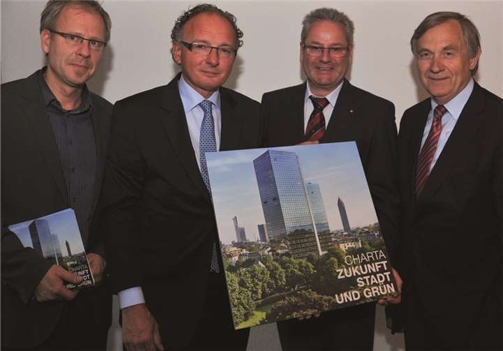 Andernach hat als erste Stadt die Charta „Zukunft Stadt und Grün“ unterzeichnet. Darüber freuen sich (von links) Andernachs Stadtökologe Dr. Lutz Kosack, Oberbürgermeister Achim Hütten, der Präsident des Bundesverbandes Garten-, Landschafts- und Sportplatzbau, August Forster und der Hauptgeschäftsführer des Verbandes, Dr. Hermann J. Kurth. Stadtverwaltung Maurer
