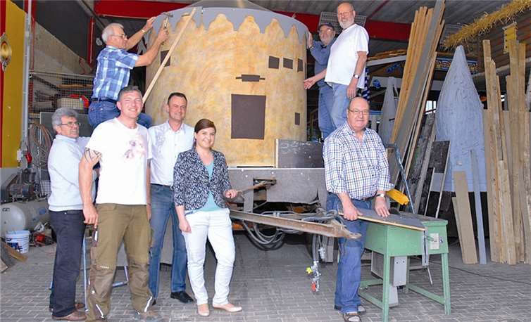 „Essbare Stadt“ rollt zum Rheinland-Pfalz-Tag Andernach ist beim Rheinland-Pfalz-Tag mit einem ganz besonderen Motivwagen dabei. Jetzt haben die Arbeiten für den Wagen begonnen. privat