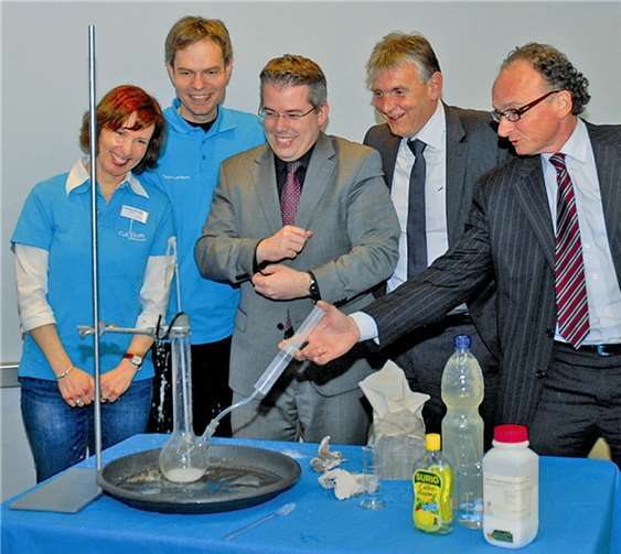 Andernach.Der Geysir samt Erlebniszentrum ist nicht nur ein Touristenmagnet, sondern auch ein außerschulischer Lernort und ein Bildungszentrum für Schulklassen. Dafür haben die Verantwortlichen spezielle Programme entwickelt - mit Workshops, geführten Rundgängen, praktischen Versuchen und natürlich dem Erlebnis des Geysir-Ausbruchs. Angeboten werden die Programme „Geysir Basis“, „Geysir Plus“ und „Geysir Spezial“. Außerdem gibt es noch das „Geysir-Schülerlabor“ sowie „Geysir goes to school“, ein Winterworkshop, bei dem die Mitarbeiter der Geysir.info in die Schulen kommen. Weitere Infos und Anmeldung: Torsten Lamberz, Geysir.Info-Schulklassenbetreuung, Telefon (mobil) (0 15 20) 3 92 37 29, E-Mail lamberz@geysir-andernach.de, Internet www.geysir-andernach.de/Wissen-und-Bildung/Schulen/PressemitteilungStadtverwaltung Andernach