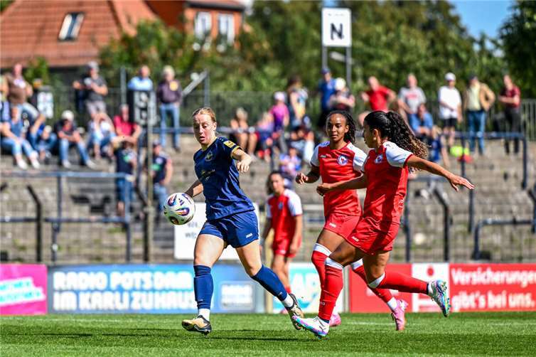 Andernachs Innenverteidigerin Zoe Brückel (blaues Trikot) hatte alle Hände voll zu tun, dem Druck der Potsdamerinnen standzuhalten. Foto: SG99 Andernach