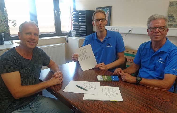 Andernachs Naturschutzreferent Dr. Lutz Kosack (von links) mit dem NABU-Vorsitzender Jörg Mittler und dem Initiator der Bachpatenschaft Hans-Jürgen Schneider nach der Unterzeichnung. NABU