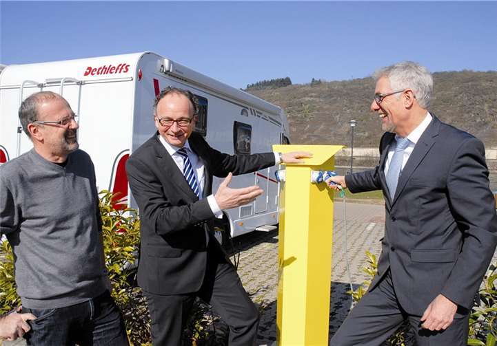 Andernachs Oberbürgermeister Achim Hütten (Mitte) freute sich über den neuen Service auf dem Wohnmobilstellplatz am Rhein. Mit Henning Schröder von der Wirtschaftsförderungsgesellschaft des Kreises und dem stellvertretenden Bauamtsleiter Klaus Hillesheim nahm er die Stromsäulen in Betrieb. privat