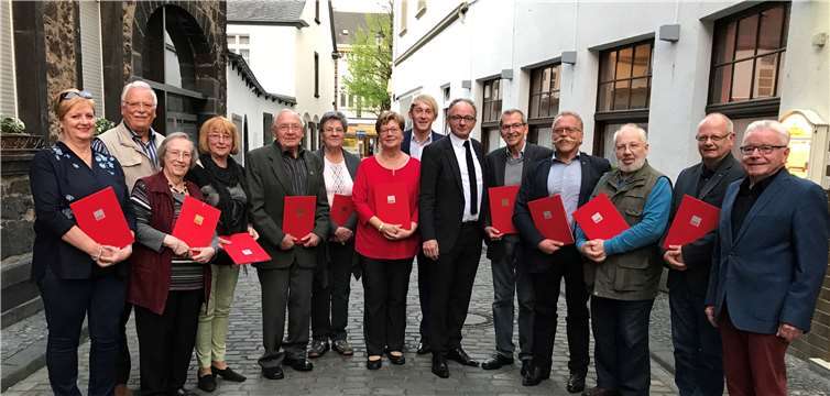 Andernachs Oberbürgermeister Achim Hütten und der Vorsitzende der SPD-Stadtratsfraktion Marc Ruland (6. von rechts und 7. von rechts) freuen sich mit den ausgezeichneten Genossinnen und Genossen.K. Büchner