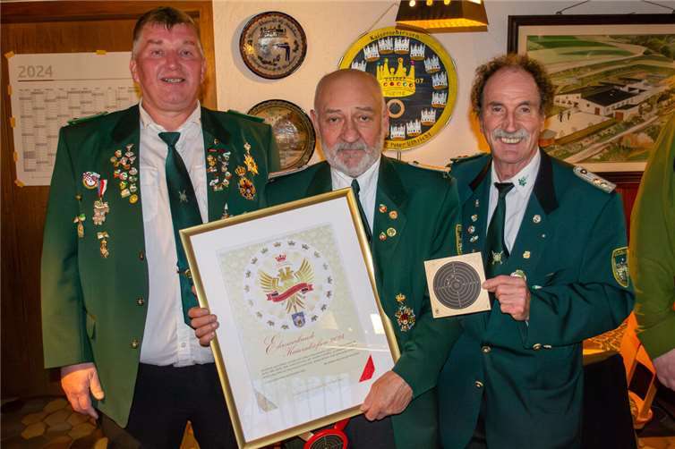 Anders als beim jährlichen Königsschießen, bei dem alle Vereinsmitglieder ab 18 Jahren teilnehmen können, dürfen beim Kaiserschießen nur ehemalige Majestäten antreten. Fotos: SG St. Seb. Montabaur/Jörg Kamp