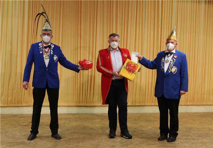 André Ace vom Hätz-Team nahm die Summe stellvertretend vom 1. Vorsitzenden Norbert Effert und dem 1. Präsidenten Christoph Goertz entgegen. Foto: privat