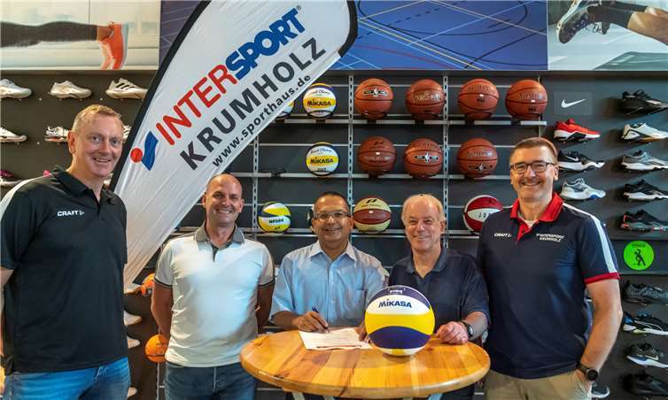 Andre Bachmann (Geschäftsführer Deutschland Craft), Rudi Graeber (Außendienst Craft Deutschland), Manohar Faupel (Geschäftsführer der Deichstadtvolleys), Raimund Lepki (Vorsitzender des VC Neuwied) und Frank Bahr (Geschäftsführer Intersport Krumholz) bei der feierlichen Vertragsunterzeichnung.Foto: Creativ/Heinz-Werner Lamberz