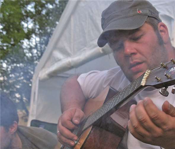 Andre Kelter tritt solo mit Freunden auf. Privat