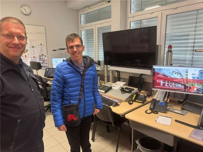 Miteinander auf Augenhöhe: Stadt Neuwied beteiligt sich erneut am „Schichtwechsel“ André Krause bei der Feuerwehr mit Florian Bauer.Foto: Jan Einig