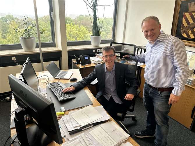 Miteinander auf Augenhöhe: Stadt Neuwied beteiligt sich erneut am „Schichtwechsel“ André Krause und OB Jan Einig.Foto: Ulf Steffenfauseweh