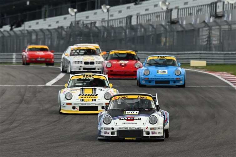 André Kunkel (#501) im Martini Porsche im Kampf um den Gesamtsieg mit dem KRAFFT-WALZEN Porsche (#507) von Michael Hess und dem Porsche (#500) von Edgar Salewsky.
