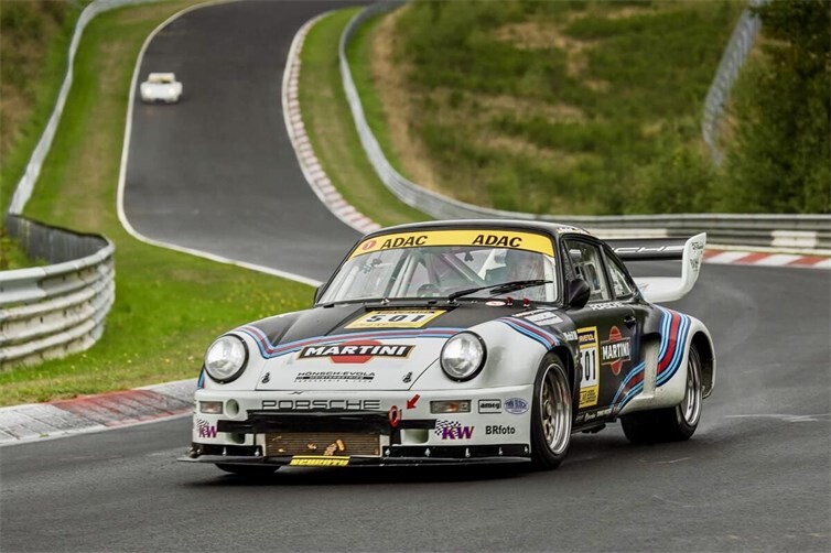 Andre Kunkel kämpft mit dem Martini-Porsche unter schwierigsten Witterungsbedingungen auf der Nordschleife.
