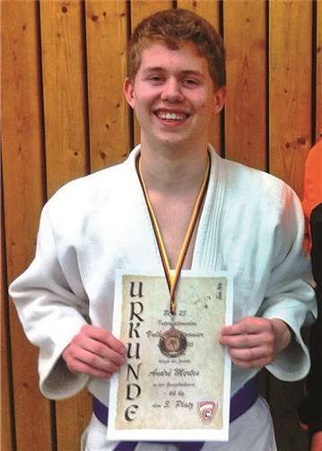 Andre Mertes vom Judo Club Maifeld freut sich über einen gelungenen Saisonauftakt der U15-Judoka mit Bronze beim internationalen Vulkaneifelturnier in Daun.privat