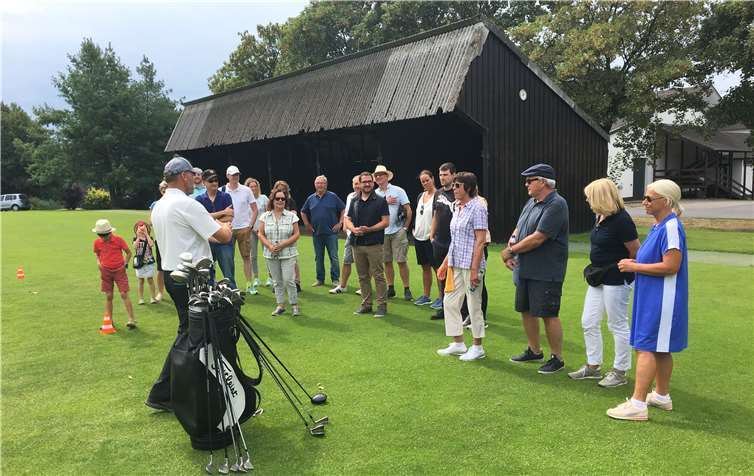 André Müller, Diplom-Golflehrer, erklärt die Varianten des Golfschlägers. privat