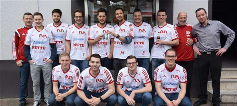 André Puff begrüßte die erste Mannschaft des TV 05 Mülheim in seinem Friseursalon.Privat