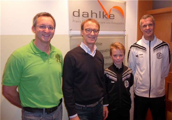André Rams (Kassierer Vorwärts, Kleeblatt!), Jörg Dahlke M.S.c.D.O. (Praxis für Physiotherapie und Osteopathie), Paul Dahlke (SSV-Nachwuchskicker) und Martin Reuschenbach (Präsident SSV).Privat