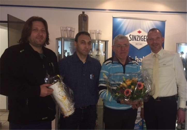 André Rick, Joachim Ockenfels, Jubilar Karl Heinz Ockenfels und Marcus-Dominic Hauck.  Sinziger Mineralbrunnen