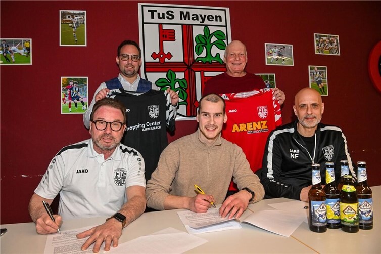 André Röser unterschreibt beim TuS Mayen.Foto: Peter Seydel