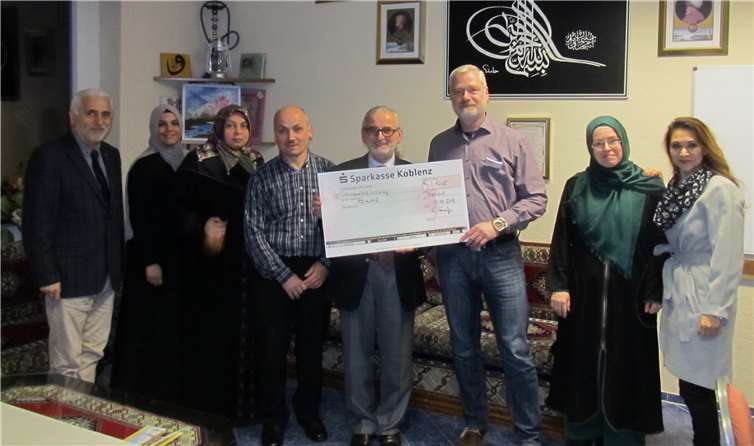 André Schönberger (3. v. r.), selbst zweifacher Stammzellenspender, nahm die Spenden der Moscheegemeinde Mülhofen gerne entgegen im Namen der DKMS entgegen. Foto: PS