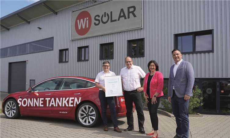 Andre Steffens (GF Wi SOLAR), Sven Endris (GF Wi SOLAR), Nieke Arendt (1A Arbeitgeber) und Michael A. Heun (Vorstand 1A Arbeitgeber) bei der Übergabe der Auszeichnung. Foto: privat