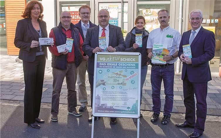Andrea Ahrling, Heiko Marmé, Wolfgang Müller, Dietmar Neitzert, Daniela Schlich, Michael Führer und Volker Mendel (von links) vor der neuen Bürgerinformation.WT