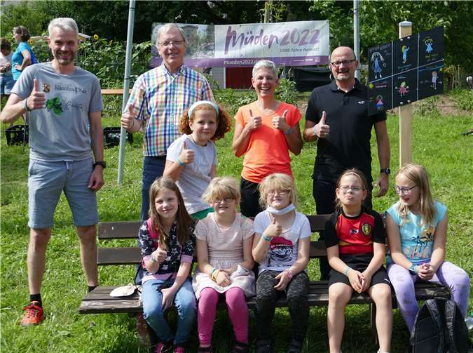 Andrea Balthasar (Mitte) bei der Eröffnung des neuen Aktivpfades. Foto: privat