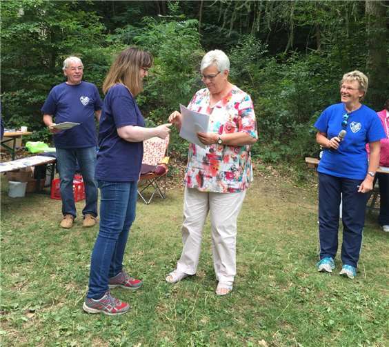 Andrea Berschbach erhielt die Silberne Ehrennadel von der ersten Vorsitzenden des Turngaus, Karin Wolf. Foto: privat