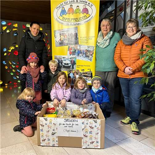 Andrea Bitten (li.) und Martina Pick übergaben die Spenden der Elternschaft an Christa Terzer-Rösner (Mitte). Foto: Dominik Skiba