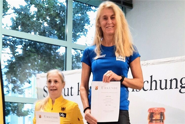 Andrea Dahm gewinnt die Altersklasse Andrea Dahm freut sich über ihren 1. Platz der W55.Foto: Elisabeth Waldorf