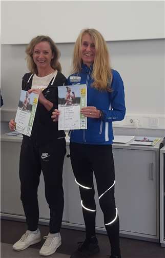 Andrea Dahm (r.) bei der Siegerehrung.  Foto: Klaus Jahnz