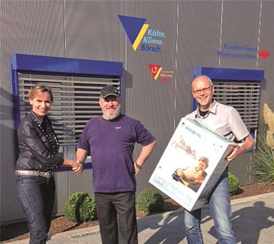 Andrea Degen und Marc Börsch gratulieren Roger Schleuter zu seinem Gewinn.privat